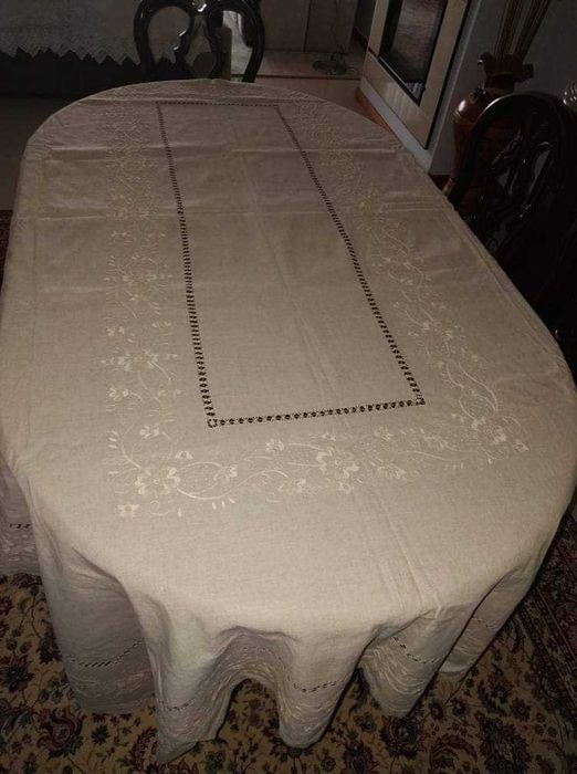 Toalha em linho e bordados da lixa  feitos a mão.