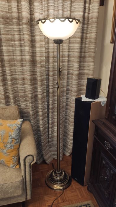 candeeiro de pé alto em metal