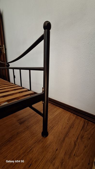 Cama de ferro com estrado