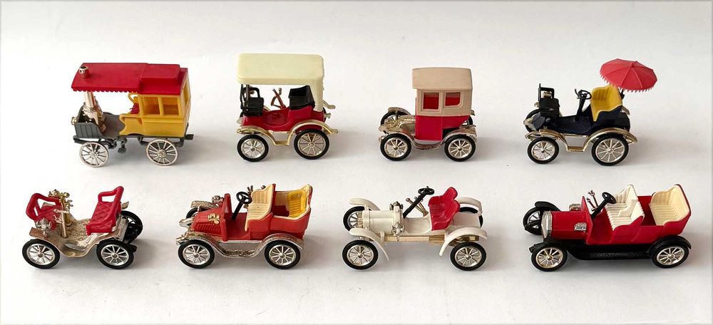Lote 8 miniaturas CLÈ_ Esc.:1/43? Miniaturas de plastico com falhas pontuais em alguns modelos. Conjunto em muito bom estado geral.