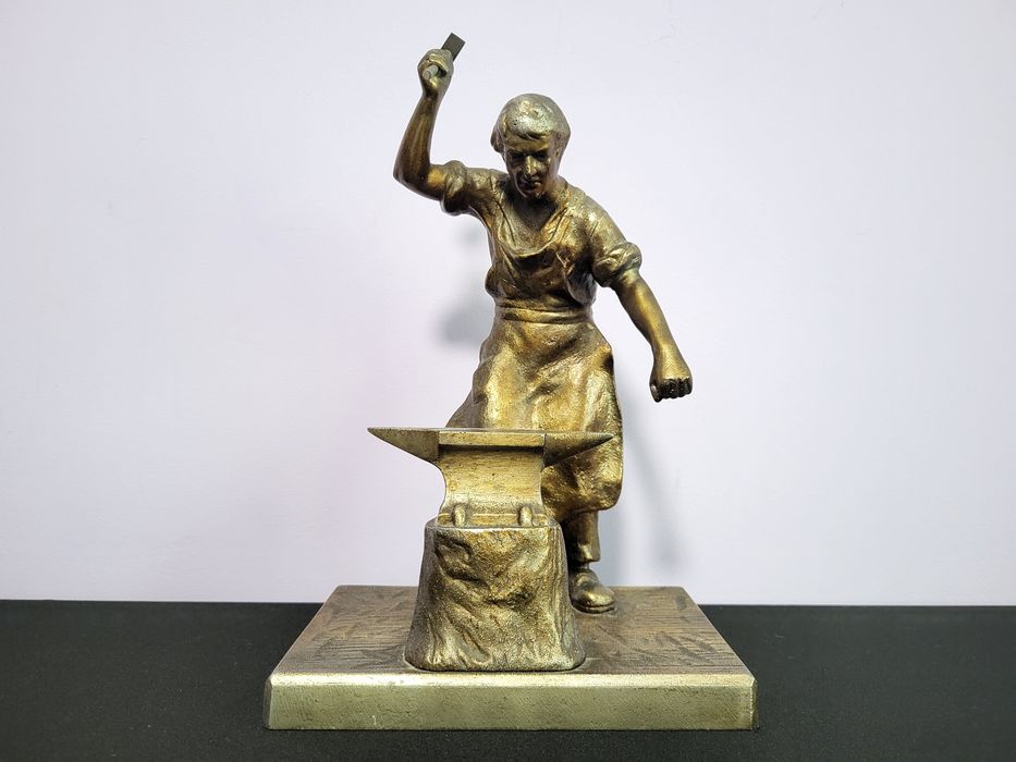 Ciężka duża metalowa figura kowala