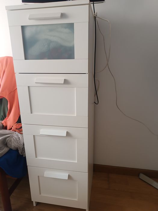 Móvel branco com 4 gavetas