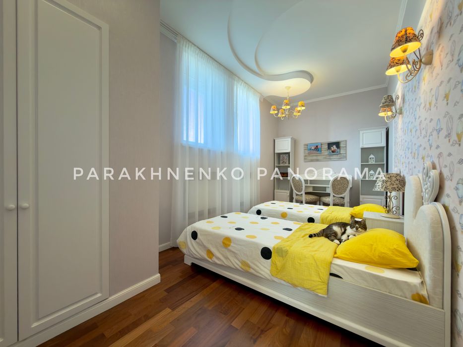 Елітна дворівнева квартира 202 м² у центрі / 2 паркомісця / Пентхаус