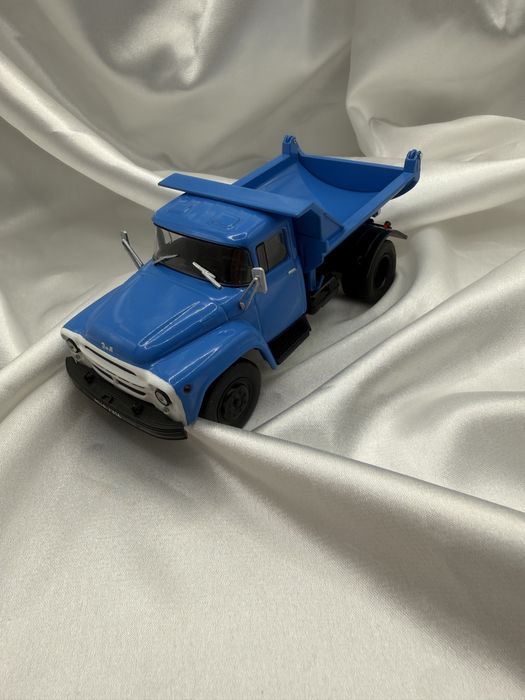 model ciężarówki ZIŁ-130 MMZ-555