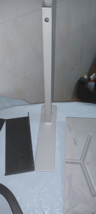 Wall-mounted TV brackets, used but in good condition.64284416941827124