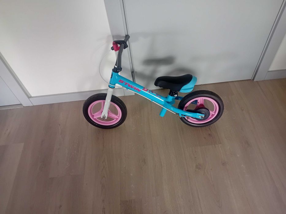 Bicicleta sem pedal menina