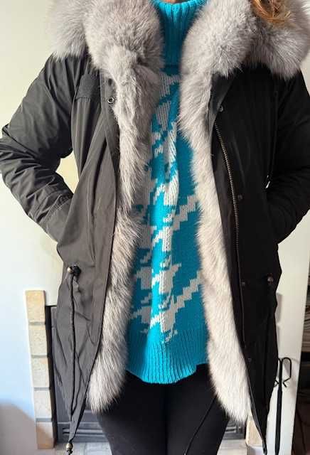 Casaco de Inverno preto com pêlo natural com grande gola raposa .