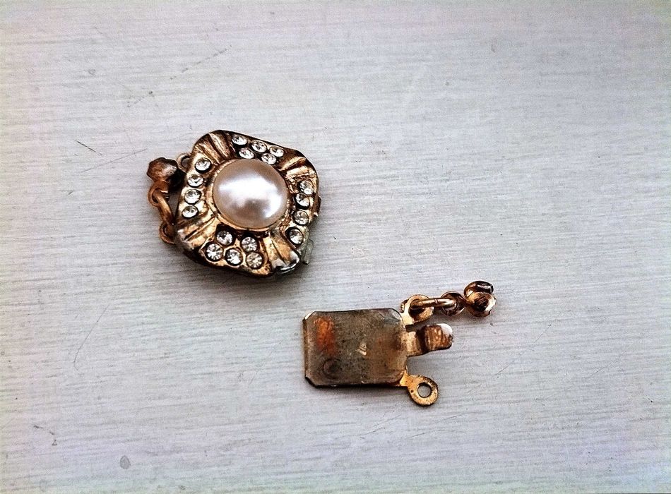 Brincos vintage compridos metal e pedras