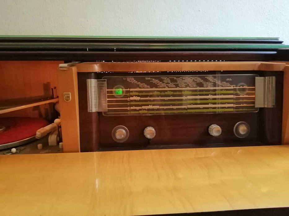 Móvel Radio e Giradiscos Vintage