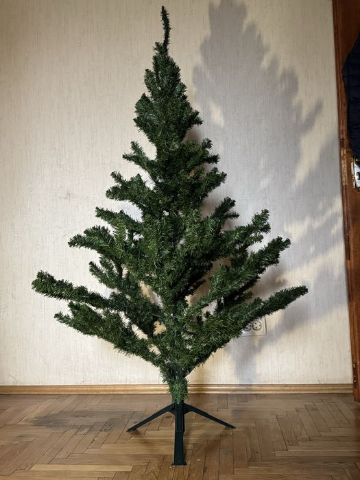 Новорічна ялинка,штучна