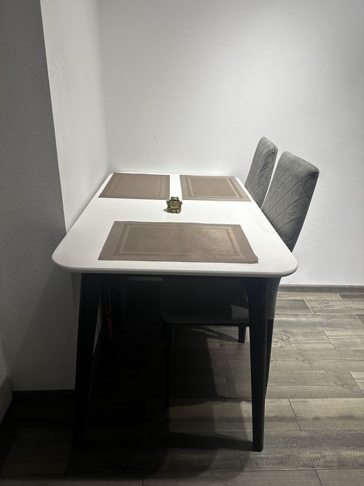 Стіл з натурального дерева