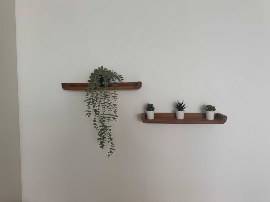 Decoração - Estantes de parede com plantas artificiais