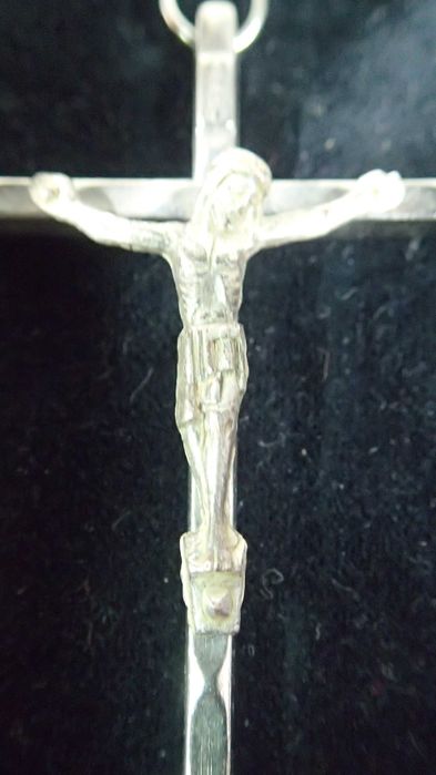 Crucifixos antigos em metal