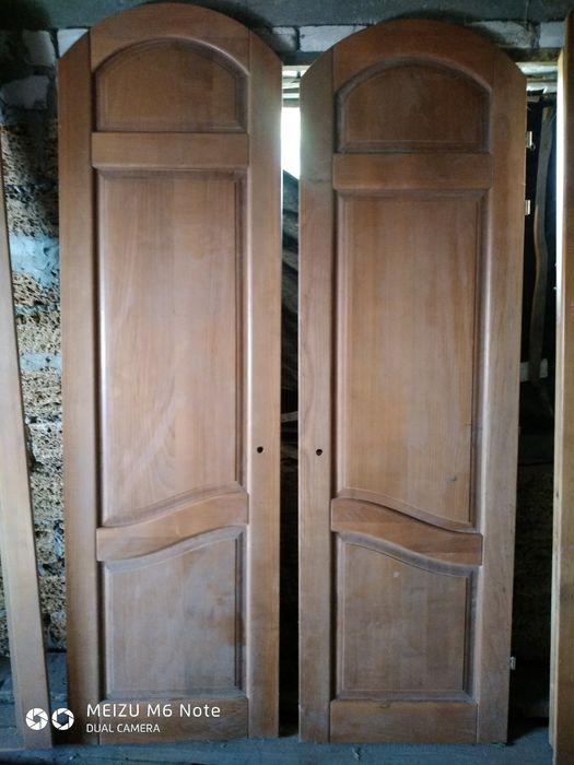 Деревянная дверь