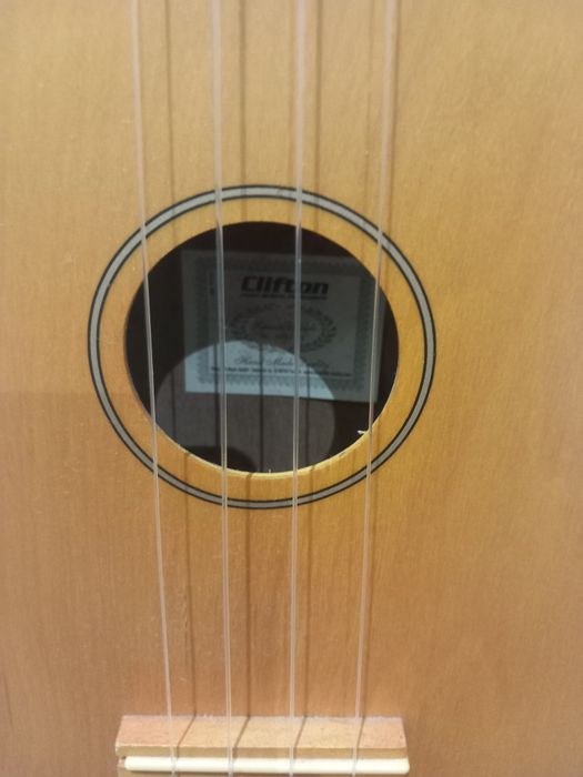 Ukulele usado em bom estado