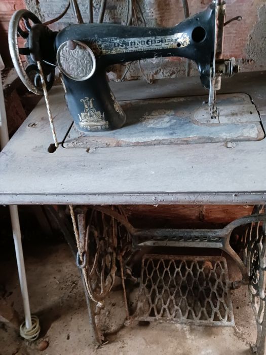 Máquina de costura marca singer usada para restauro muito antiga