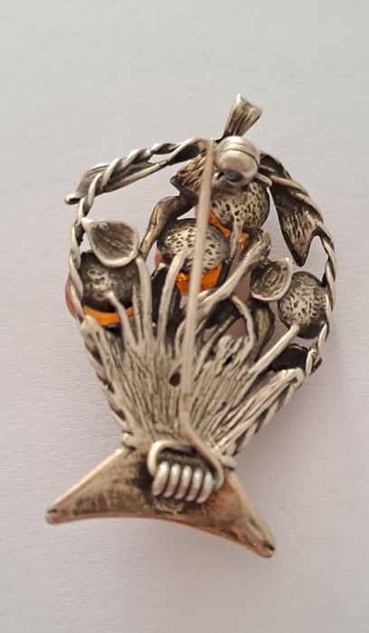 Alfinete em prata e âmbar