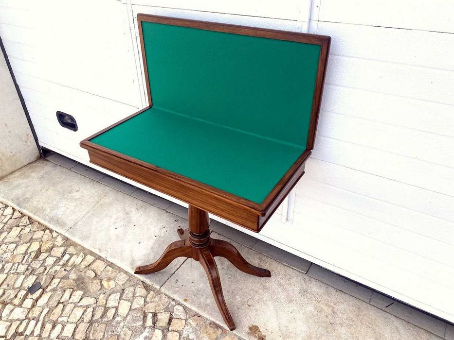 Mesa de jogo romântica +80comp x 40prof x 80prof (aberto) x 75,5alt.