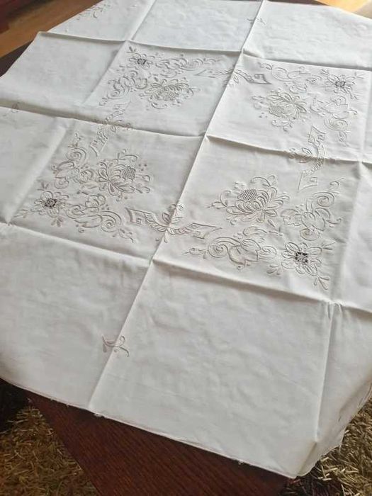 Serweta krem haftowana 80 x 80 bawełna