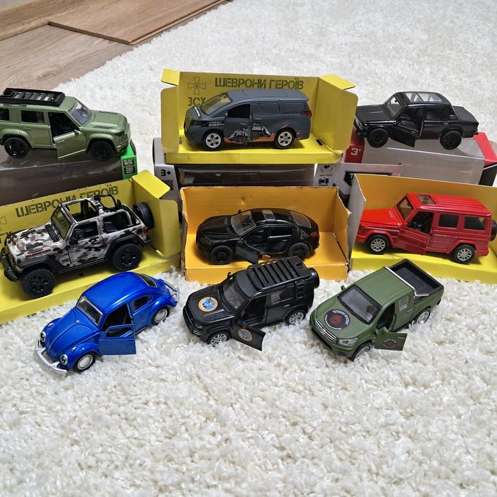 Маленькі машинки хот вілс