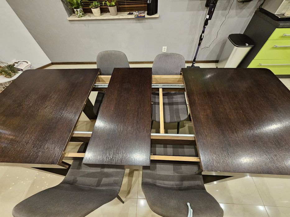 Solidny rozkładany stół z krzesłami