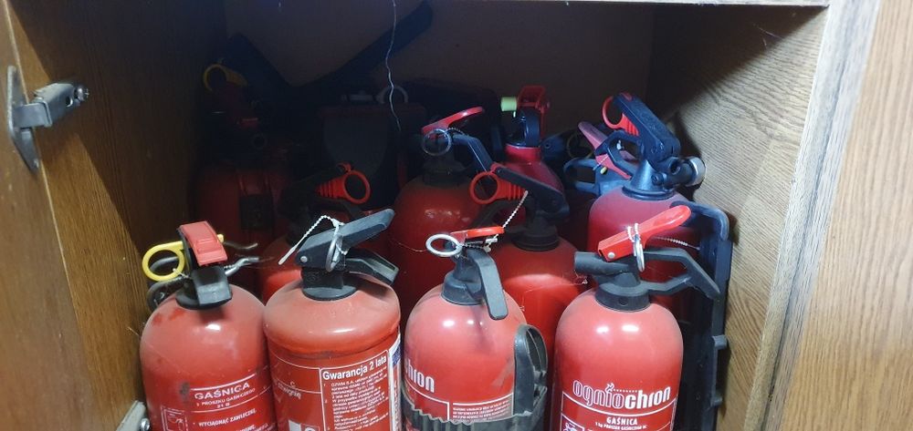 Вогнегасник трос аптечка знак аварійний трикутник жилетка шкребок щітк