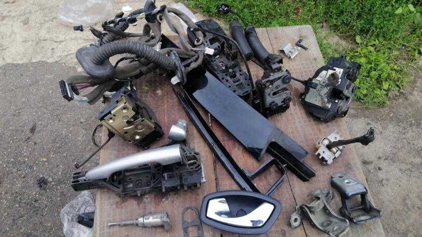 Петлі дверей кришки багажника ,замки Renault Megane 3