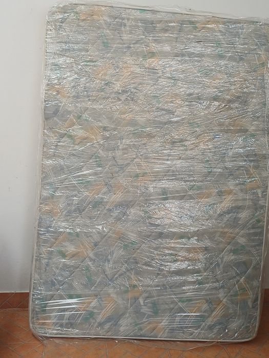 Cama usada com colchão e estrado