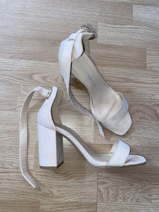 Sandałki czółenka kremowe beżowe na słupku 39 Rainbow nowe