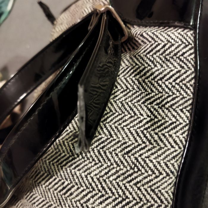 Torebka na ramię lakierem z materiałem w jodełkę