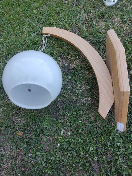 Lampa ścienna, szklany klosz, drewniana obudowa