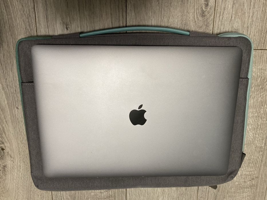 MacBook Pro 15” 2018 i7/16GB/500GB + Apple Magic Mouse 2