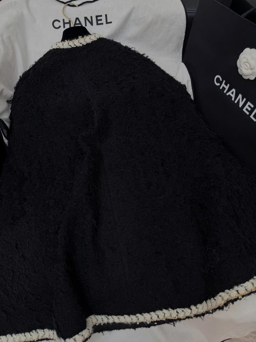 Chanel ażurowy kardigan z kryształowym zapięciem