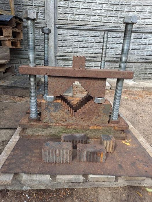 Stół do rozkręcania siłowników hydraulicznych