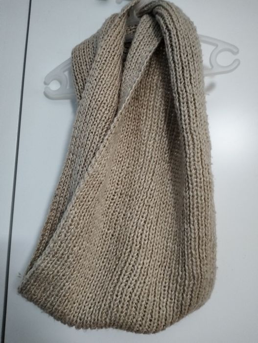 Gola em lã de cor bege