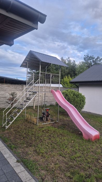 Domek ze zjeżdżalnią dla dzieci - metalowy
