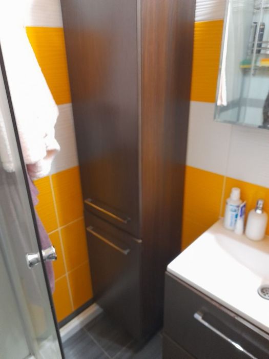 Zestaw mebli łazienkowych z umywalką I baterią