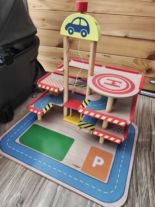 Drewniany parking zabawka do odnowienia