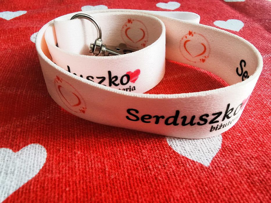 Piesek-brelok ze smyczą