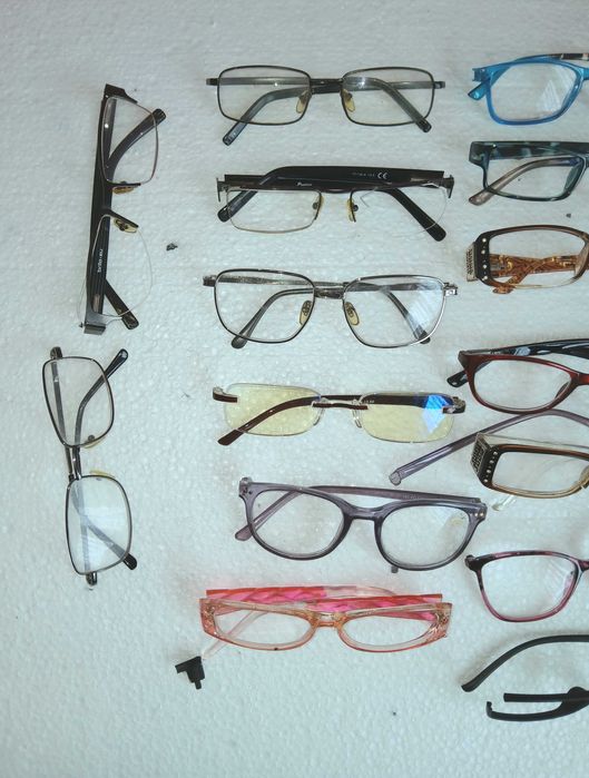 Uszkodzone okulary na części