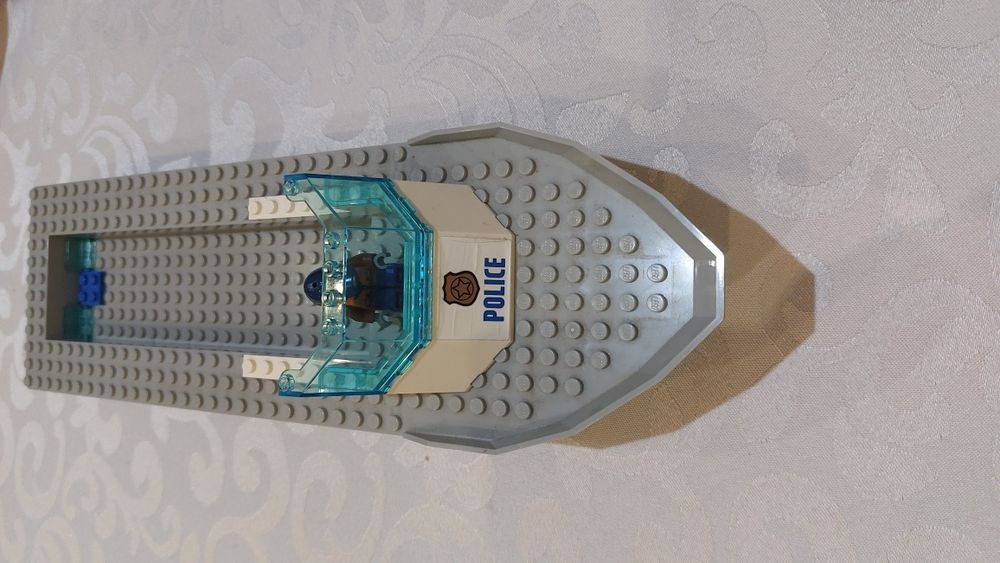 Policyjna łódka lego