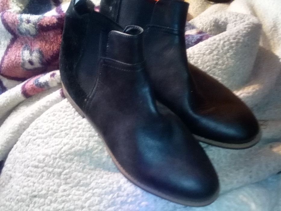 Botas unisexo NR.39 pele genuína pretas  novas 10€
