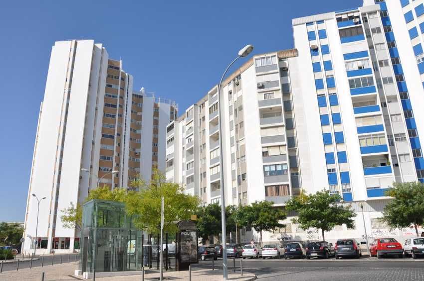 INDISPONÍVEL - Quarto individual a estudante ou jovem trabalhadora. Localização excelente junto ao metro da Ameixoeira (Lumiar) - linha amarela