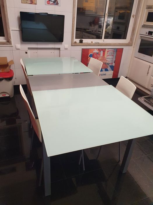 Mesa de ferro e vidro extensivel com 4 cadeiras