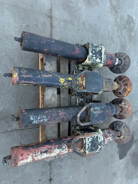 4 kompletne podpory hydrauliczne do wiertnicy