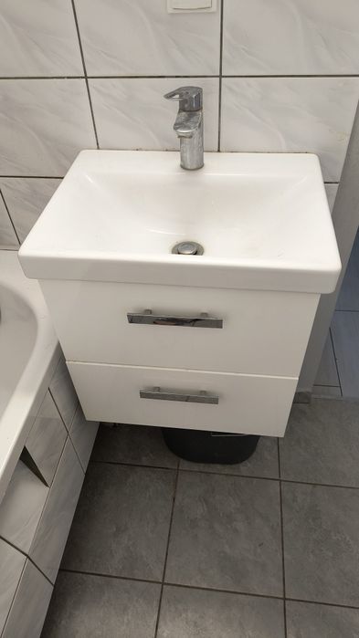 Umywalka 49x37 z baterią GROHE i wężykami.