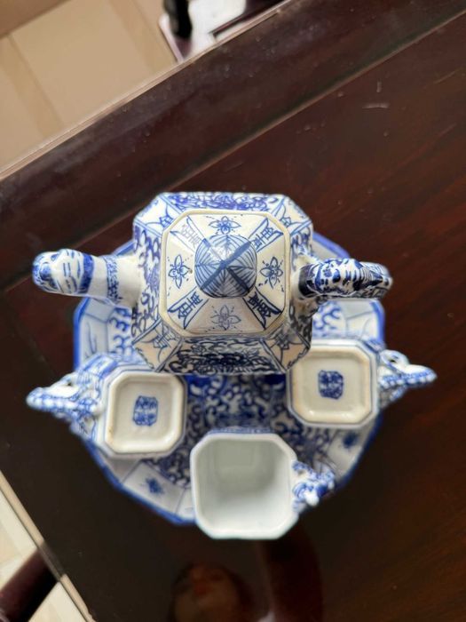 Conjunto de Chá Azul e Branco com Motivos de Dragão e Flores de Lótus