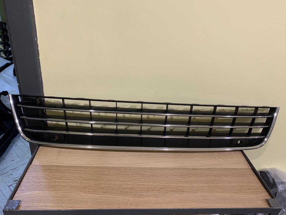 VW Volkswagen Touareg Центральна Решітка Переднього Бампера