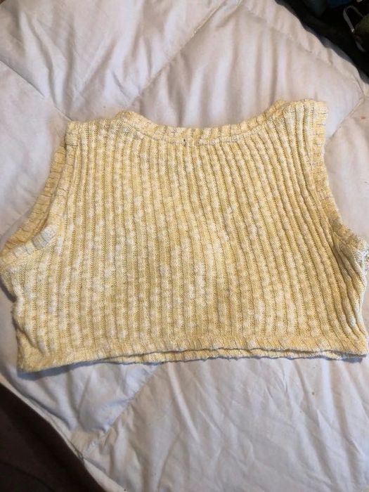 top amarelo curto bershka