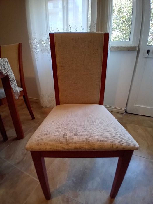 Mesa extensível e quatro cadeiras dm ótimo estado.